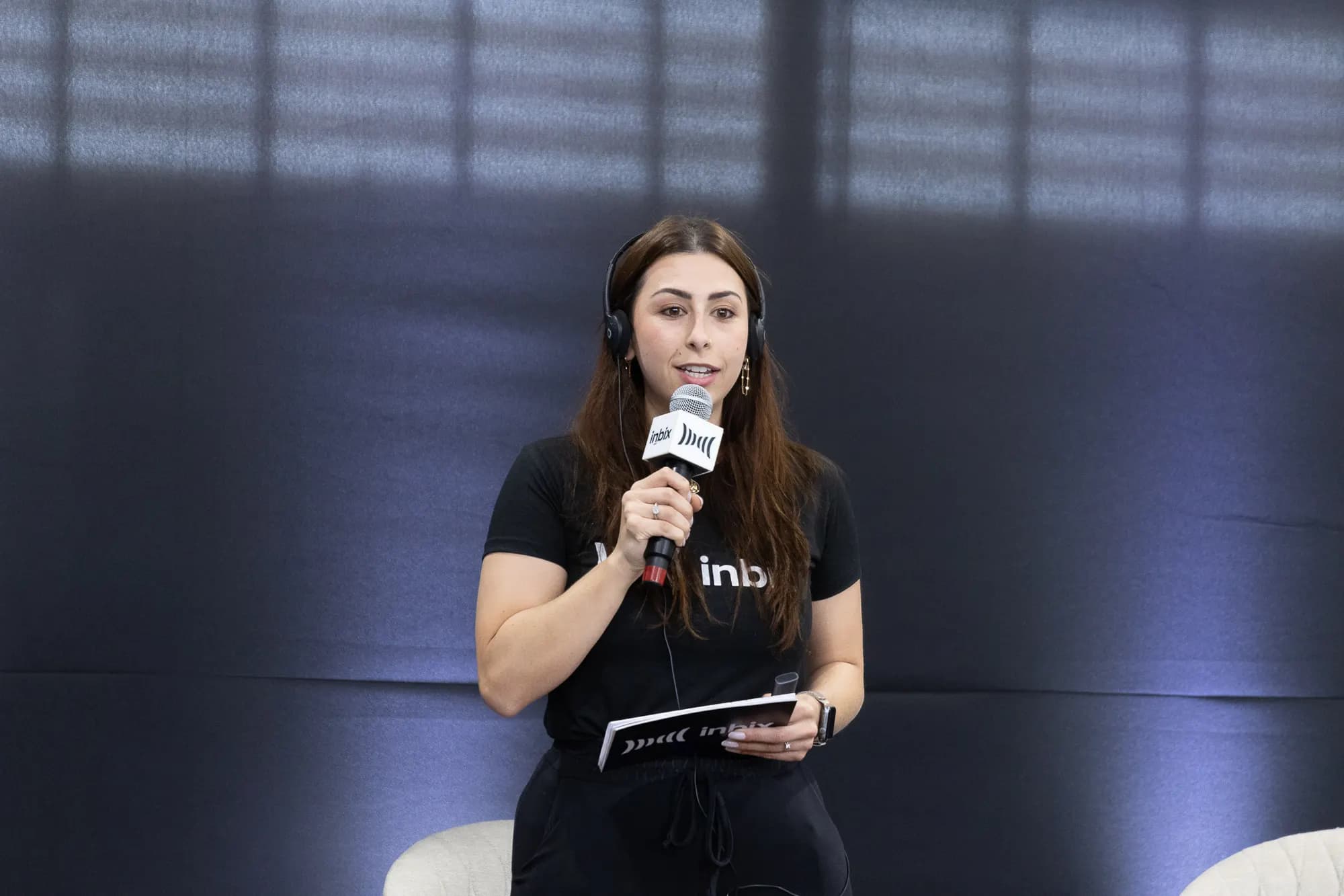 Palestrante no palco do Prêmio Inbix Agroleite Inovador 2025