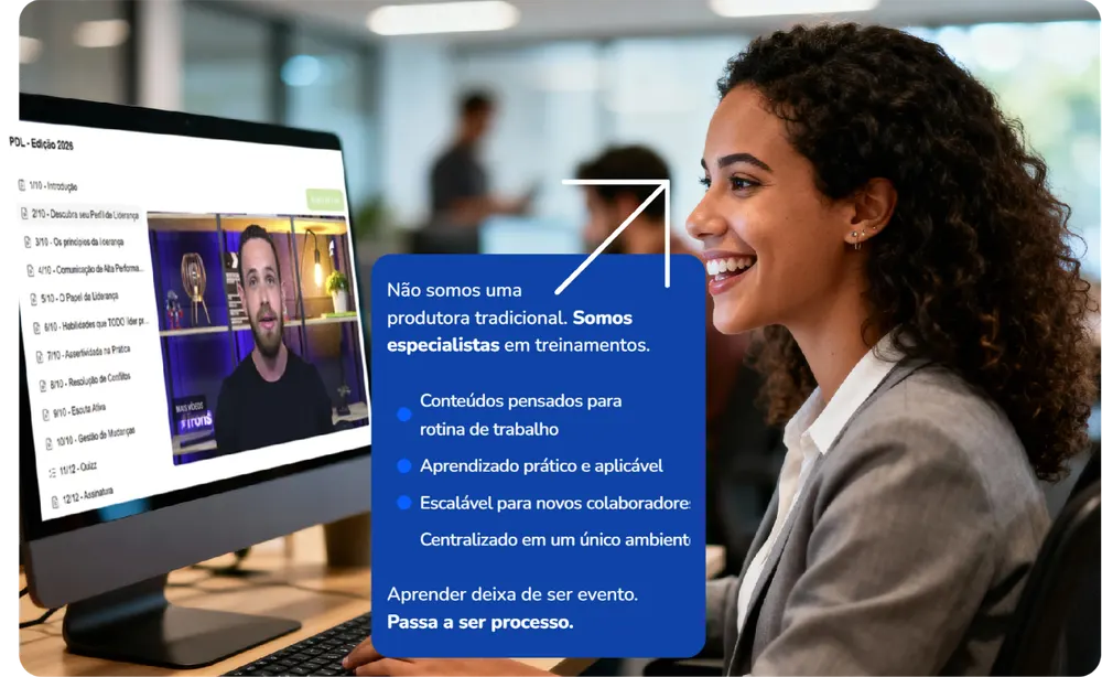 Profissional acompanhando um curso no computador