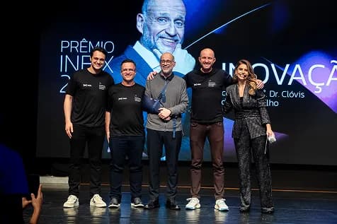 Pessoas posando para foto no Prêmio Inbix