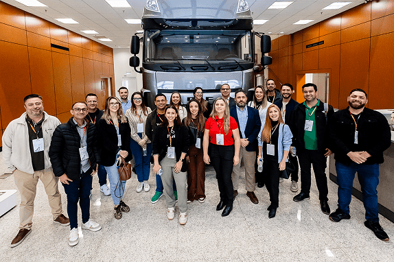 Grupo posando para foto na empresa DAF