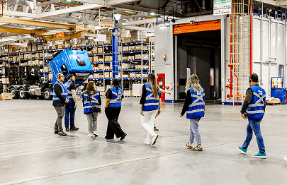 Visita guiada em galpão industrial