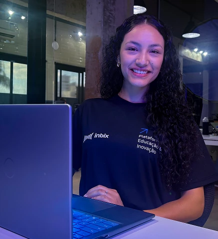 Maiara, aluna do MBA em IA da Inbix, trabalhando com ferramentas de inteligência artificial